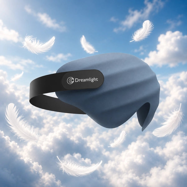 מסכת עיניים 4D של Dreamlight בכחול מרחפת בין נוצות ועננים, ממחישה תחושת ענן רך וקליל על הפנים בשינה