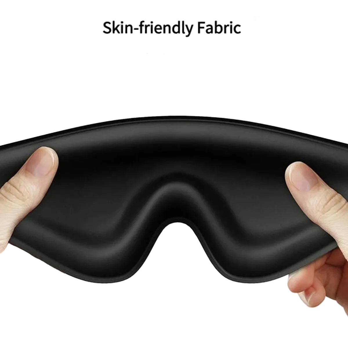 שתי ידיים מותחות מסכת עיניים 4D שחורה של Dreamlight, ממחישות בד רך נעים למגע ונושם לשימוש ממושך