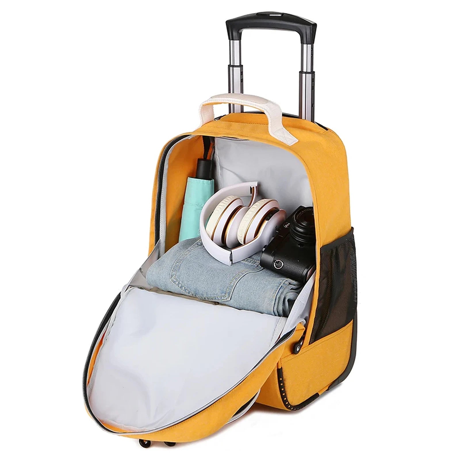 תא ראשי גדול פתוח של תיק AIR ROLL הצהוב עם מטריה, אוזניות, מכנסיים מקופלים ומצלמה לנסיעה