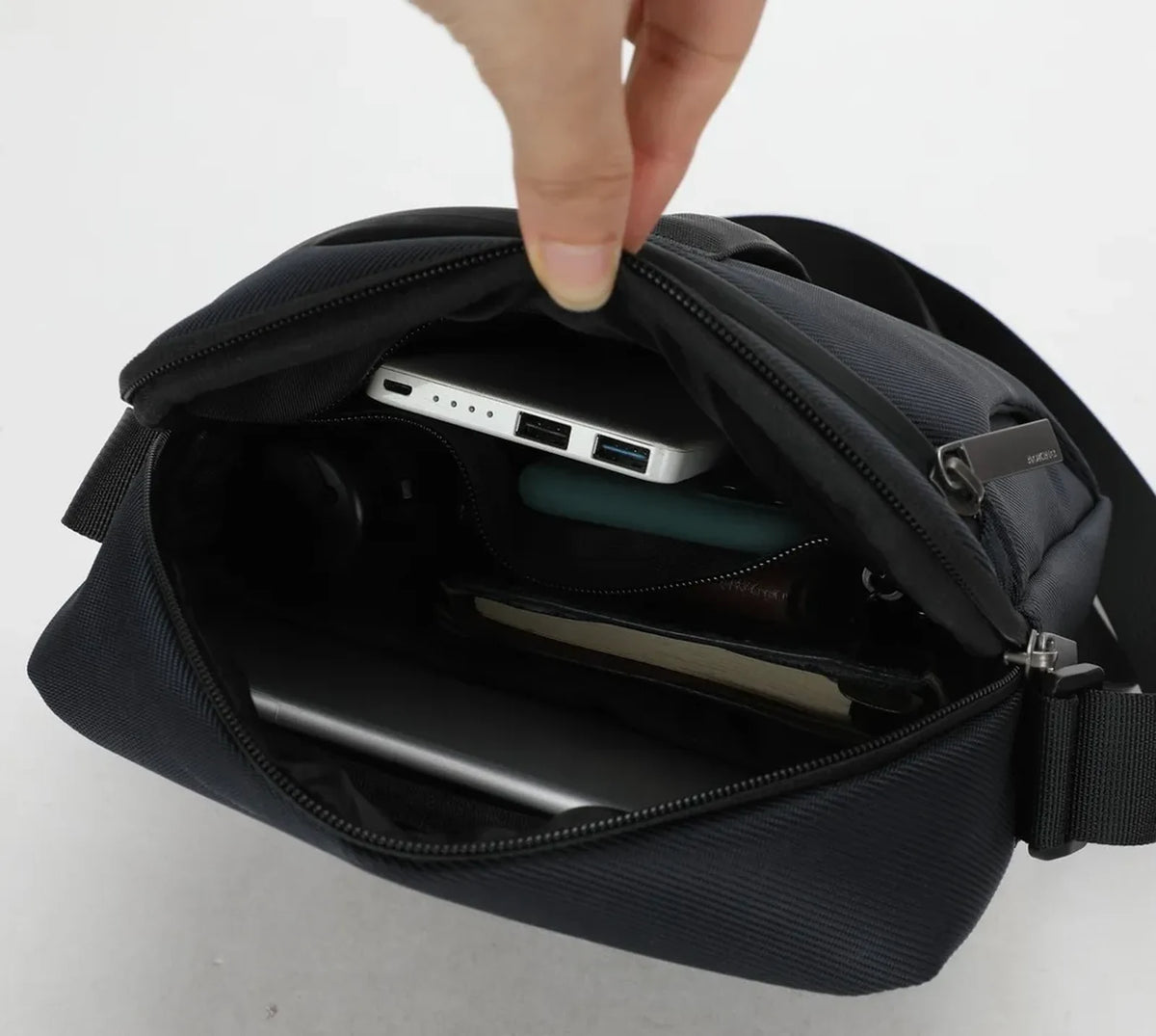 תיק צד יוניסקס AOKING דגם SK3300, מבט פנימי עם תא לסוללה ניידת וטלפון וחלוקה פונקציונלית