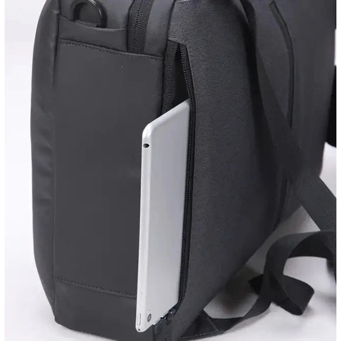 תיק גב AOKING Business Pro דגם SN86099 עם תא ייעודי מרופד ללפטופ עד 15.6 אינץ׳, תקריב של הכנסת מחשב