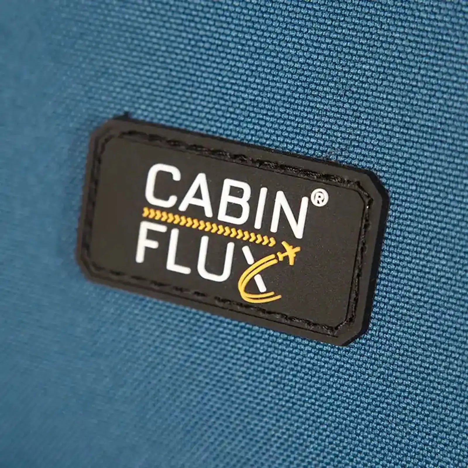 תווית מותג CABIN FLUX קנדי רקומה על בד Eva Composite של מזוודה בינונית Spirit C-Lite 25 אינץ, תקריב לוגו