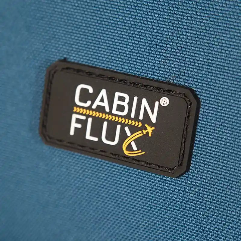 תווית מותג CABIN FLUX הקנדי על מזוודת Spirit C-Lite 33 אינץ' XXL, בד אולטרא לייט כחול עם שלדת קרבון, תקריב