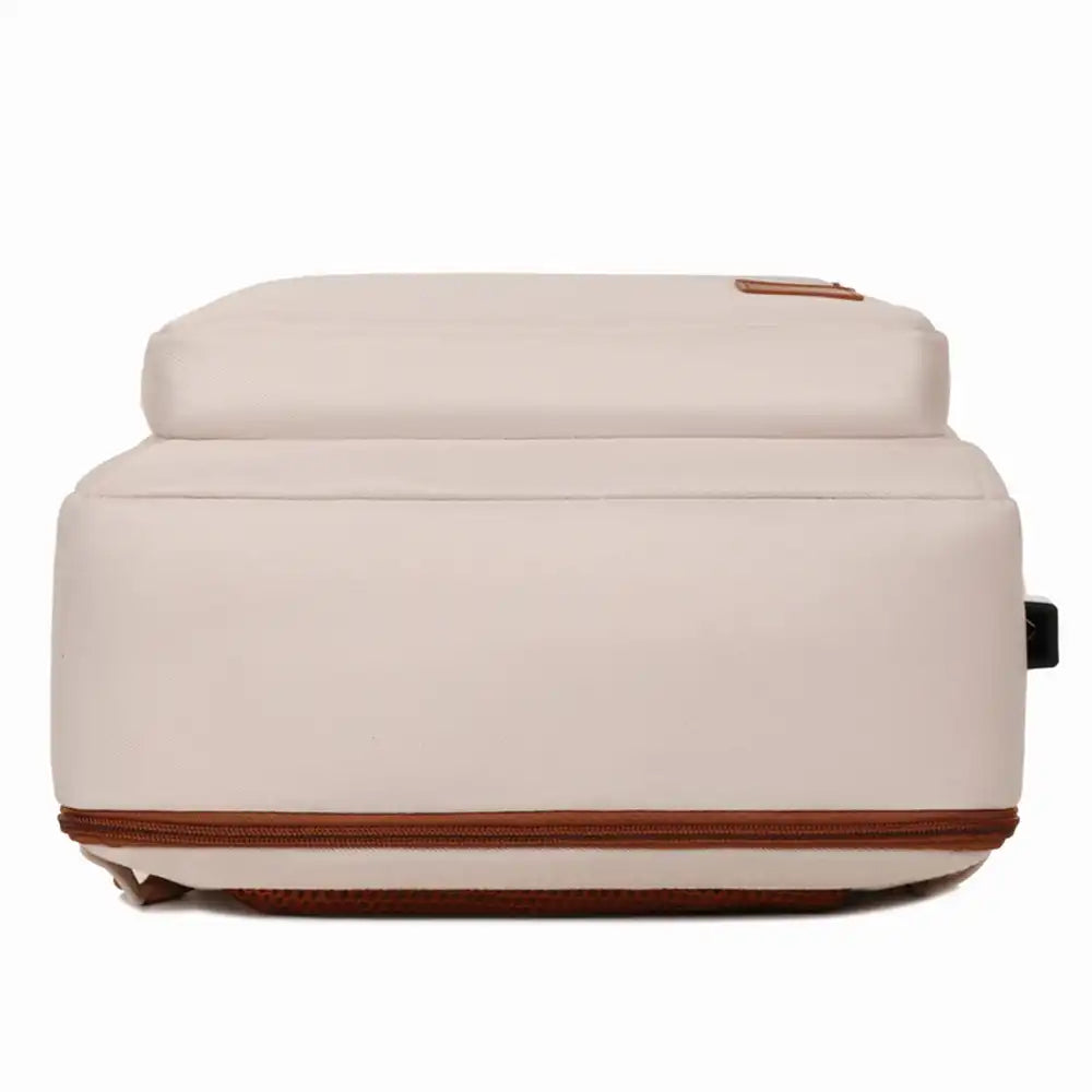 תיק עלייה למטוס נשי CABIN FLUX Alexa מבט מלמטה, בסיס מחוזק עם רגליות ופתחי אוורור למבנה יציב
