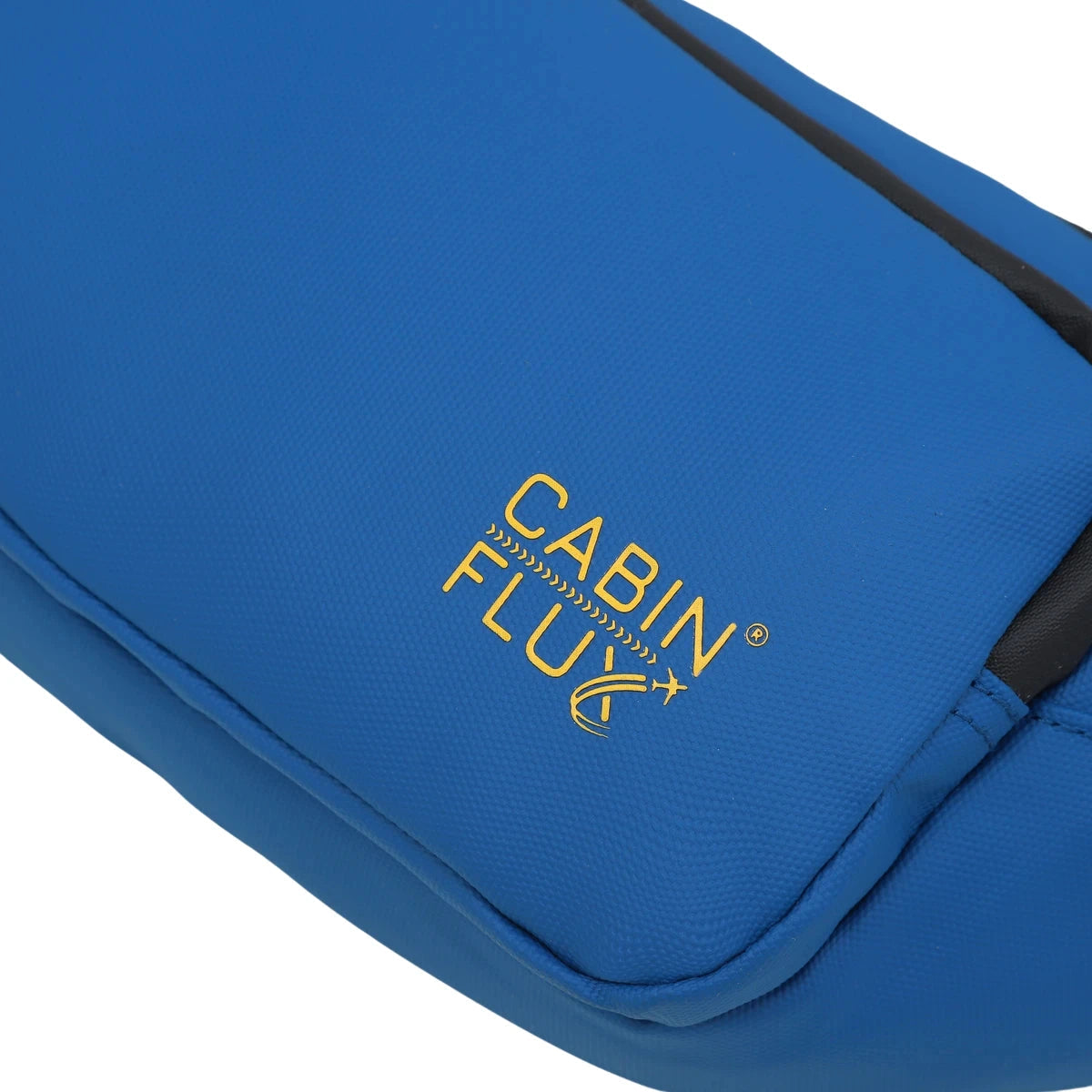 תקריב לוגו CABIN FLUX זהוב על בד Ballistic Nylon כחול עמיד דוחה מים של פאוץ' Apex Ranger