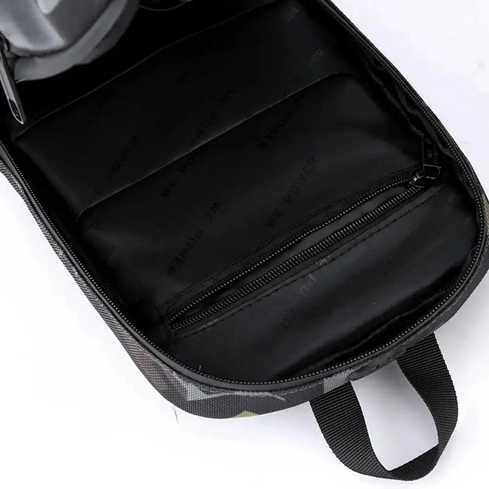 תיק CABIN FLUX JetPack פתוח מציג כיס נסתר פנימי עם רוכסן לאחסון מסמכים וארנק בבטחה מרבית