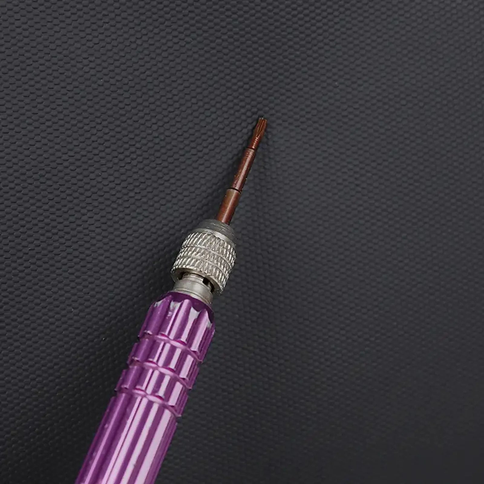 תיק גב CABIN FLUX Ranger תקריב על מרקם בד בליסטיק ניילון איכותי ועמיד בפני שחיקה ושימוש יומי
