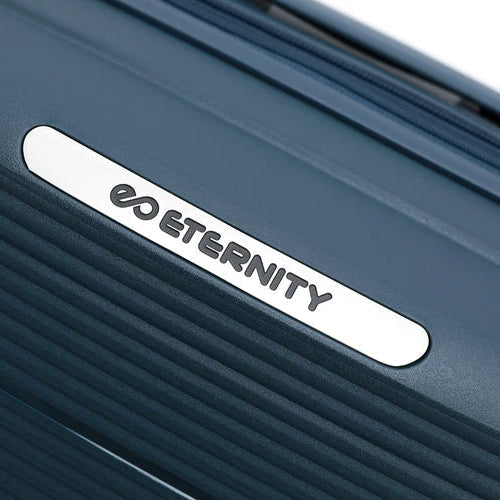 תקריב לוגו ETERNITY על מזוודה קשיחה LOS ANGELES בגודל 29 אינץ' בצבע נייבי עשויה פוליפרופילן, מבט מקרוב