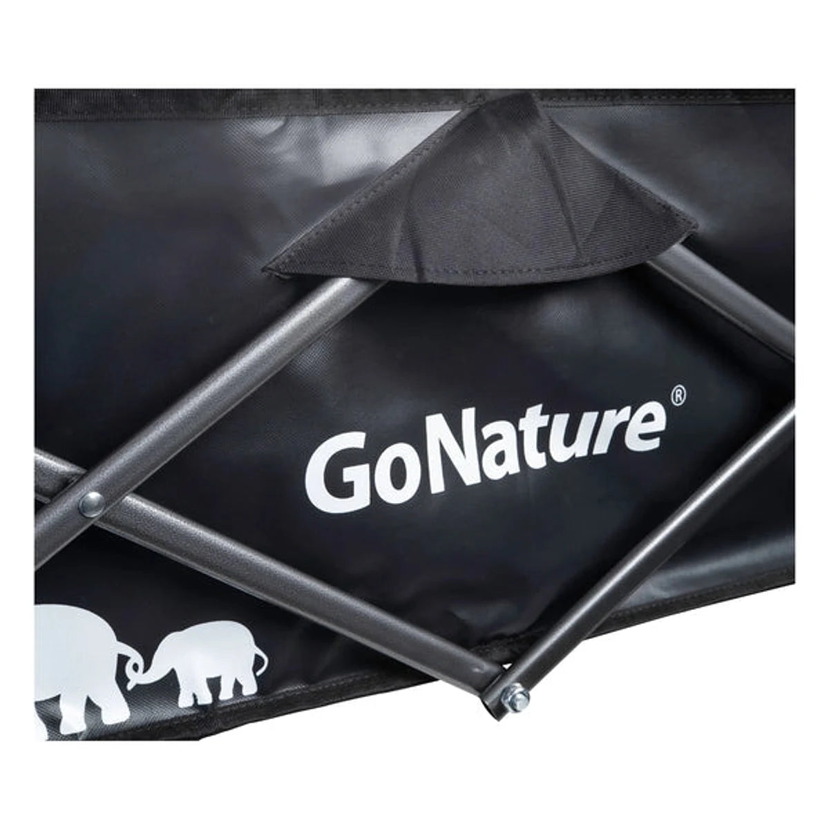תקריב לוגו Go Nature על אריג אוקספורד D600 שחור של עגלת הקמפינג המתקפלת דגם Camper לטיולים ולחוף