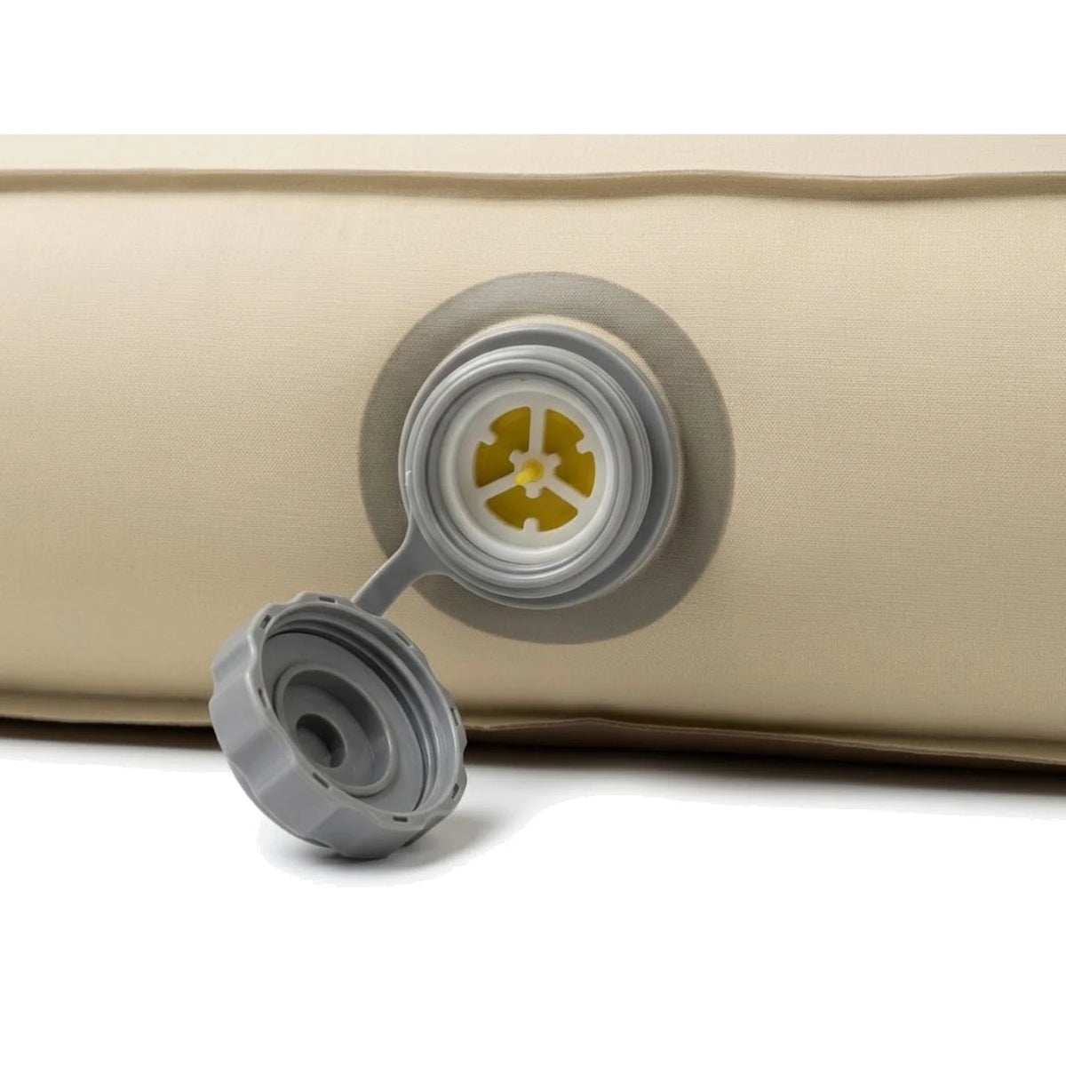 תקריב על שסתום TPU של המזרן הזוגי Go Nature Double Jumbo Mat, אחד משני שסתומים לניפוח וריקון מהירים