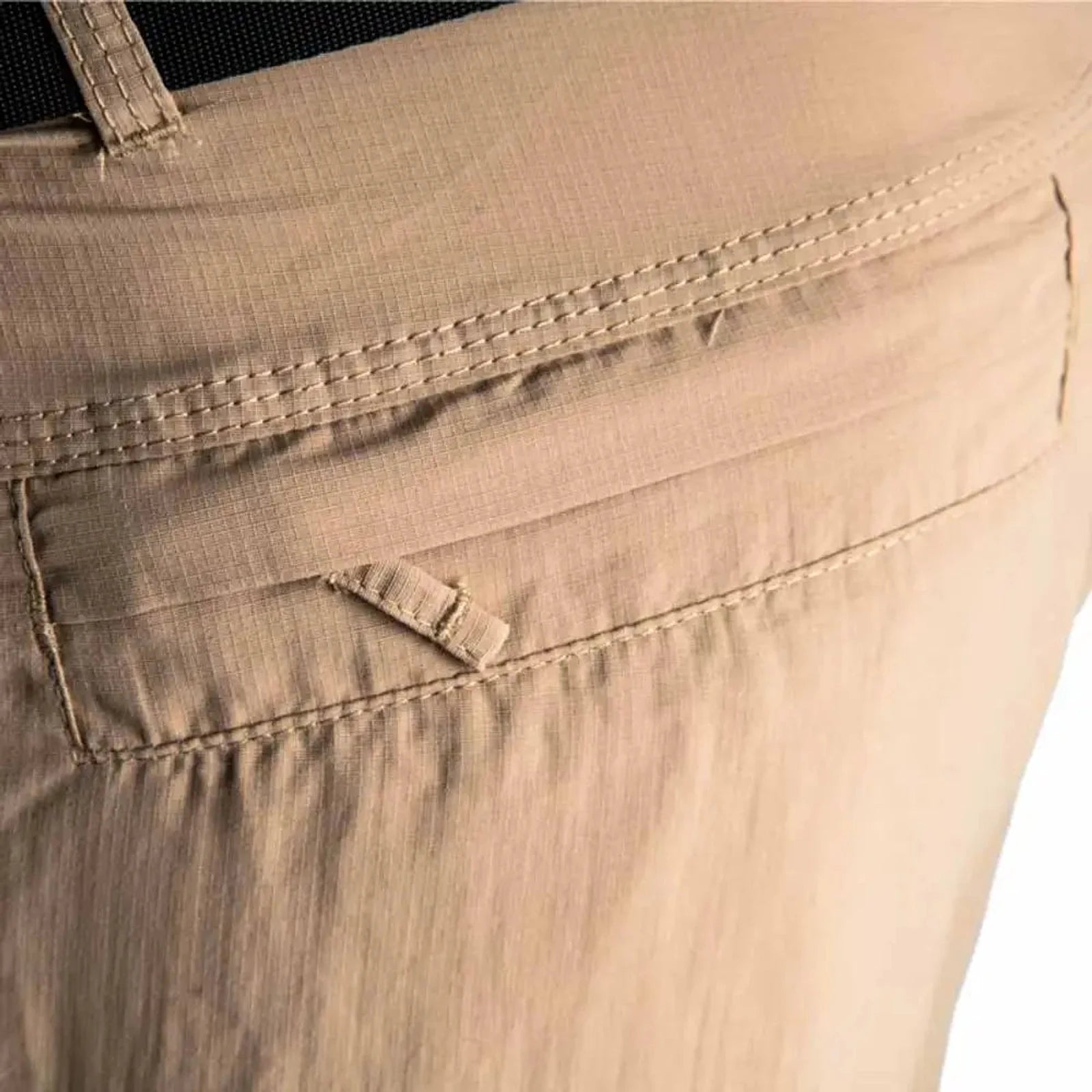 תקריב כיס אחורי של מכנס דגמ"ח GOBI — כיס מאובטח לטיולים ולתרמילאות בשביל ישראל