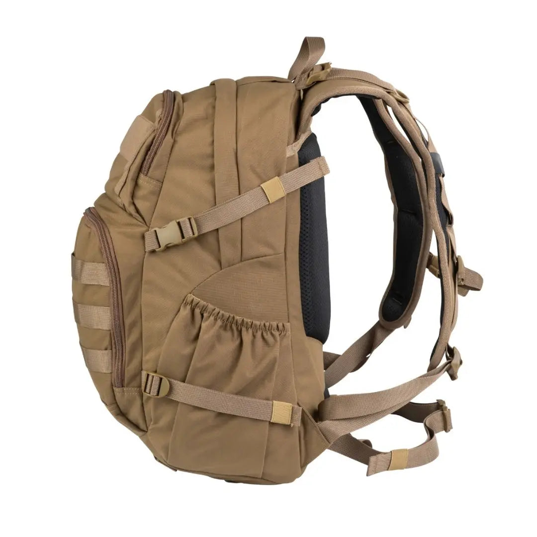 מבט צד שמאל על תיק יום טאקטי Go Nature Baja MK-1 25L בצבע חום עם רצועות כיווץ MOLLE ואבזם