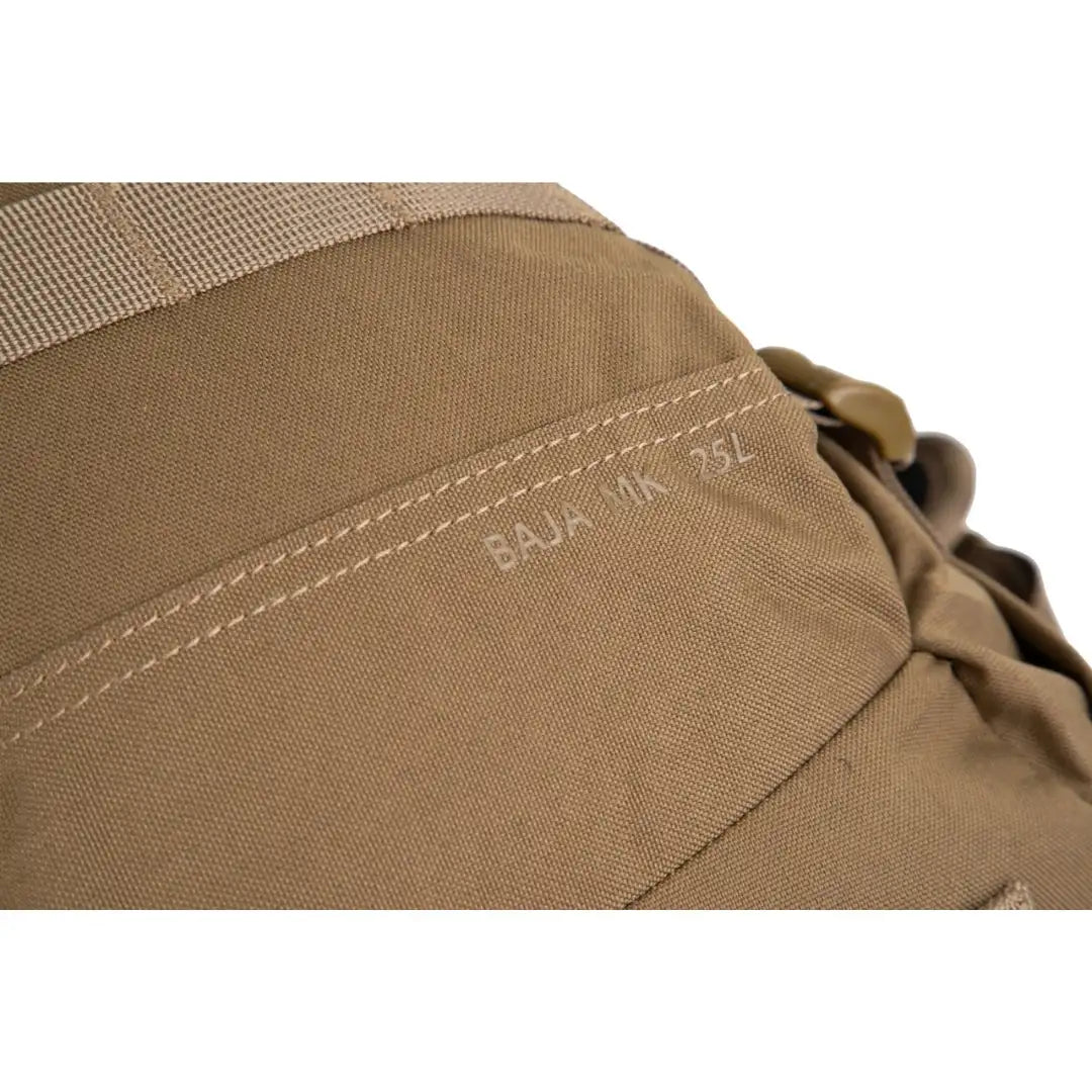 תווית רקומה Baja MK 25L על תרמיל טקטי Go Nature בצבע חום עם תפרים חזקים ואריג Nylon 6.6 עמיד