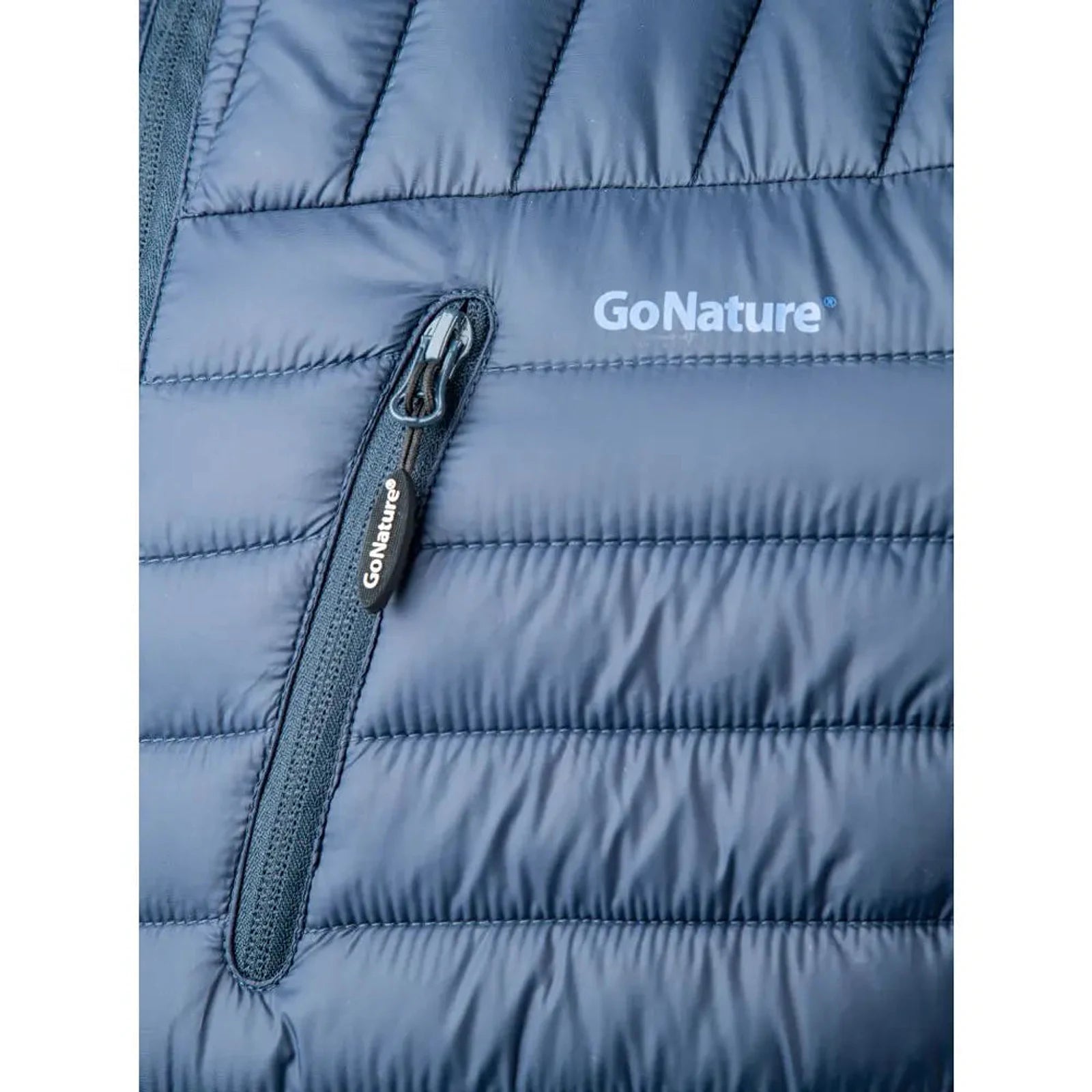 תקריב כיס חזה עם רוכסן GoNature על מעיל פוך סינטטי Beluga JKT נייבי, ניילון T400 עמיד לרוח