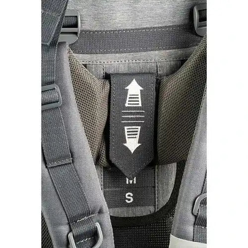 מנשא תינוק GN Adjust מנגנון כיוון Velcro לגובה הגב עם חץ עלייה-ירידה ותווית מידה S