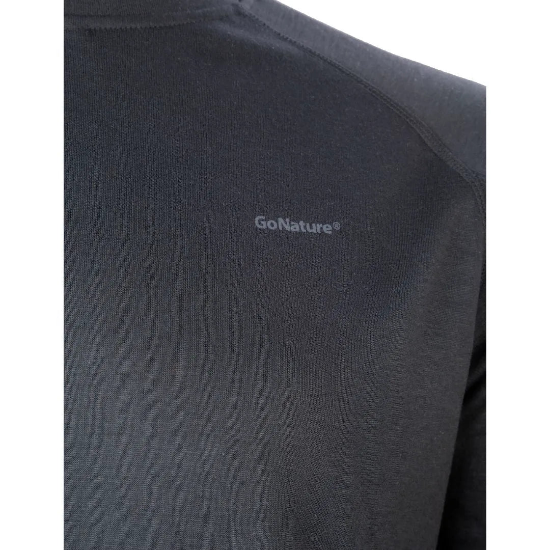 תקריב לוגו GoNature על חולצה טרמית Merino Hybrid Level 2 שחורה, איכות בד פוליאסטר ומרינו