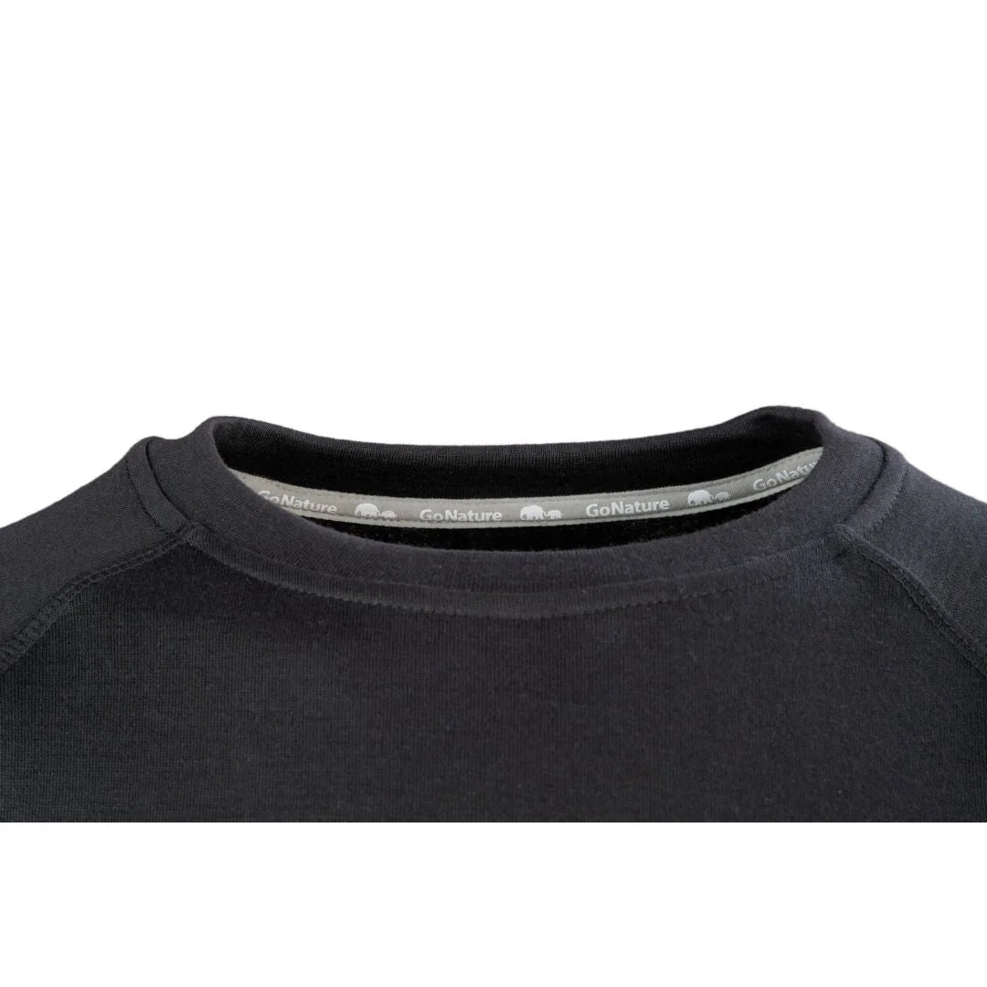 תקריב צווארון חולצה טרמית Go Nature Merino Hybrid Level 2 נשים שחורה, תווית GoNature ומרקם צמר מרינו