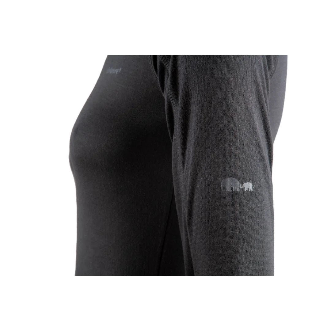 תקריב שרוול גופיית טרמית Go Nature Merino Hybrid שחורה עם לוגו פילים, תפרי רגלן איכותיים