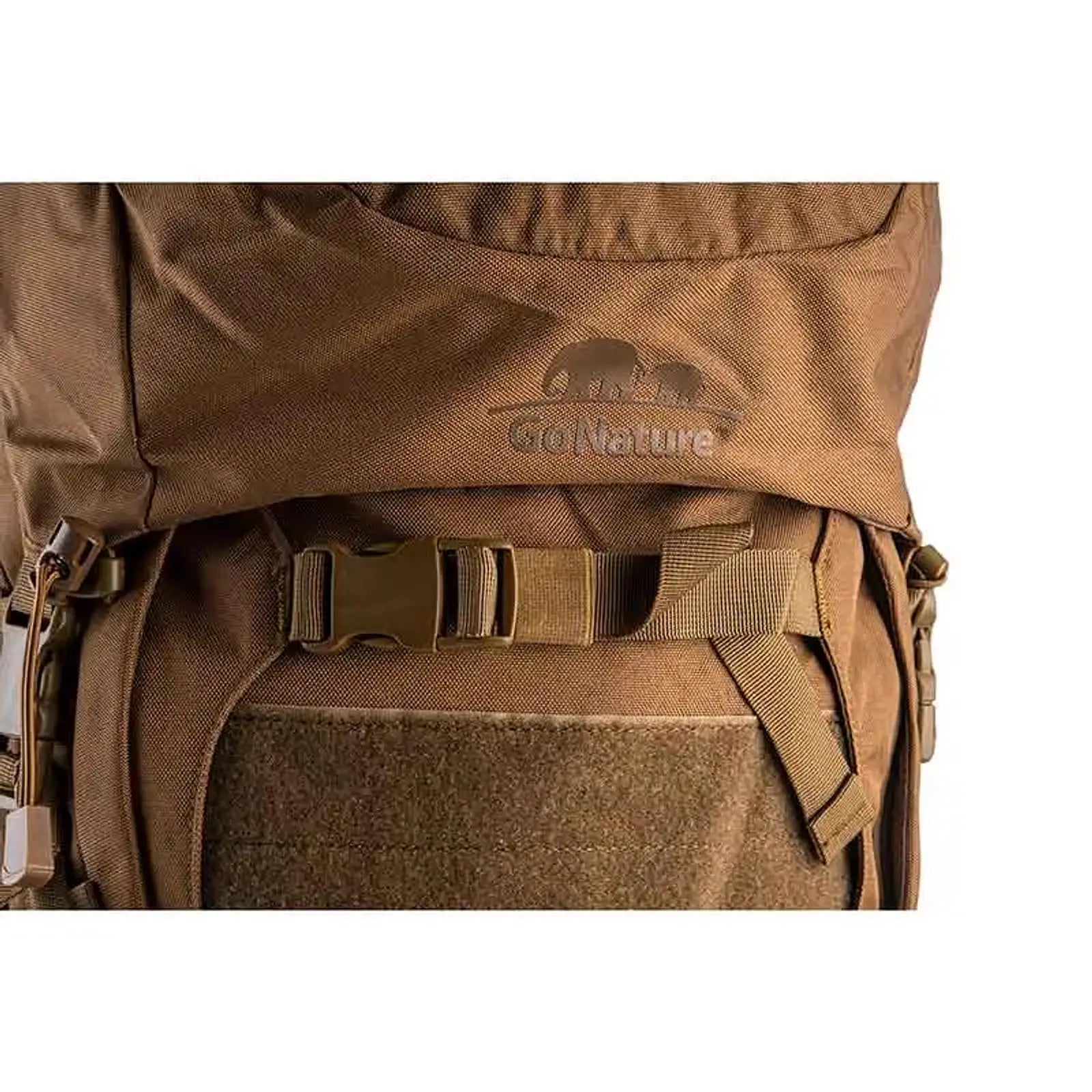תרמיל טרקים Go Nature Savana MK-3 50 ליטר, אבזם רצועת אגן נשלפת ולוגו רקום, תקריב פרט