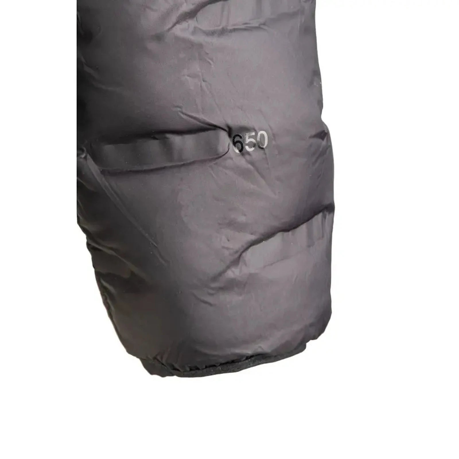 תקריב על כיס מעיל GoNature SKUA עם הדפס 650 Fill Power, מציין את ערך הבידוד של הפוך