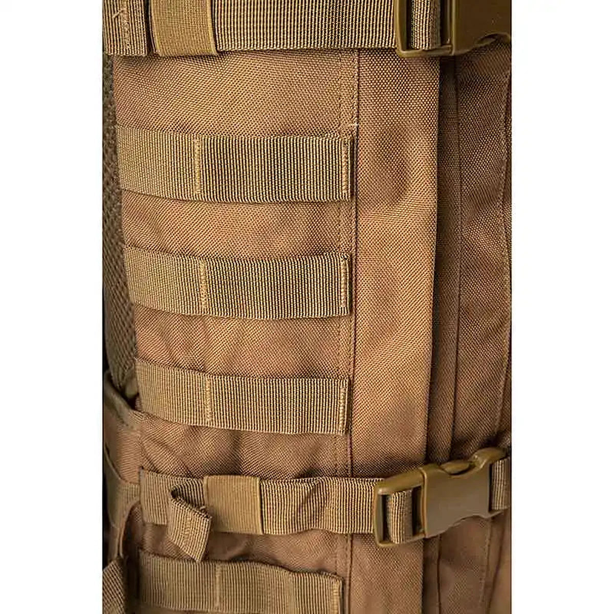 תקריב על רצועות MOLLE בצד תרמיל טקטי Go Nature Tasmania MK-1 להתאמה אישית ונשיאת ציוד נוסף בשטח