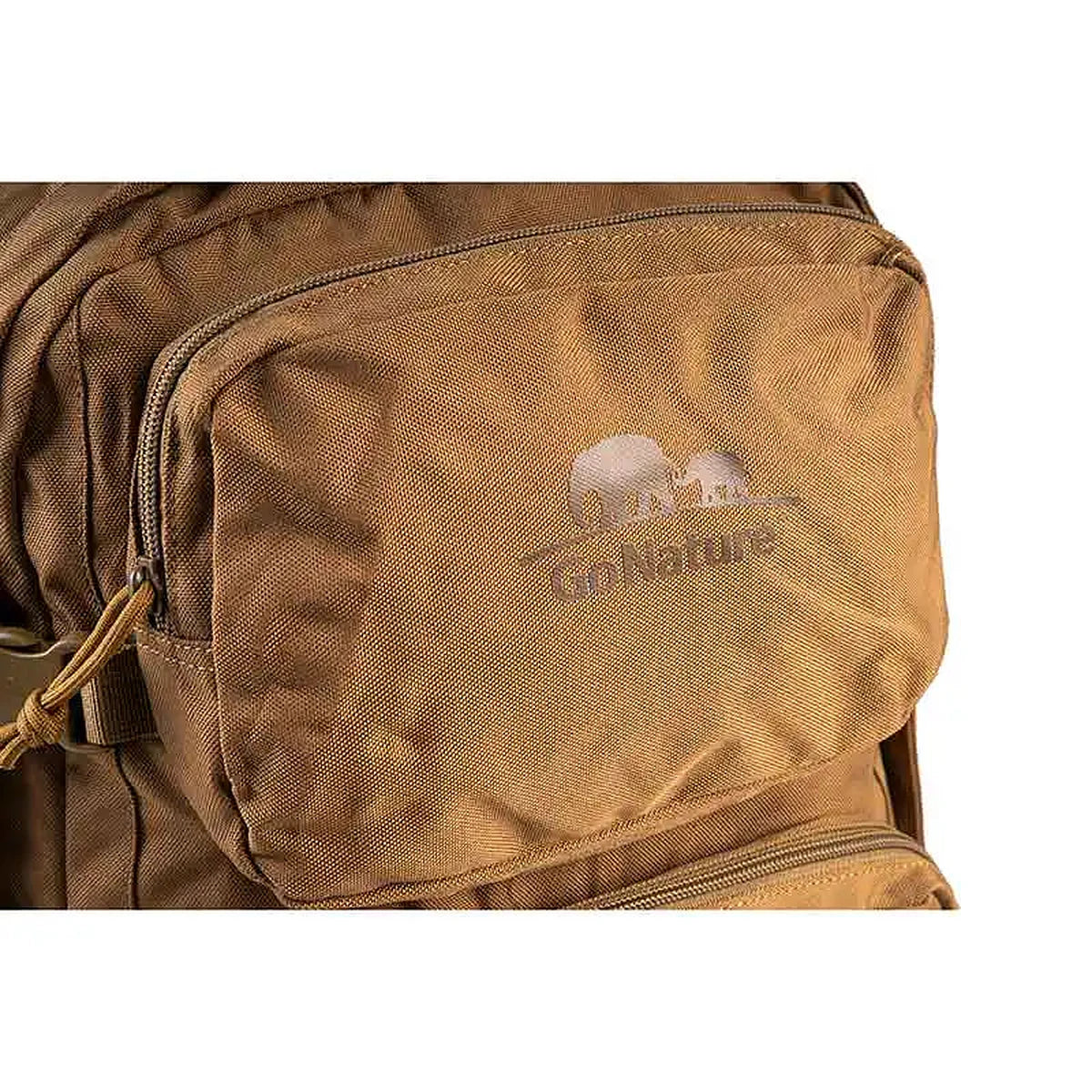 תקריב על תא קדמי עליון עם לוגו Go Nature בתרמיל טקטי Tasmania MK-1 עשוי אריג TAKTIKAL DUROS עמיד