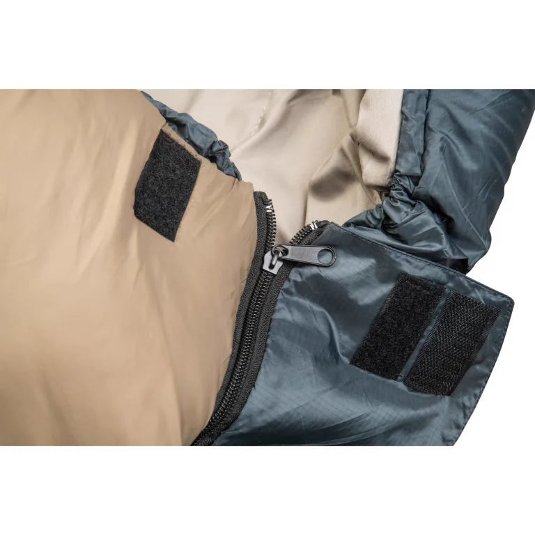 תקריב רוכסן דו-כיווני ורצועת velcro של שק שינה Go Nature Trail Angel, פתיחה מימין או משמאל