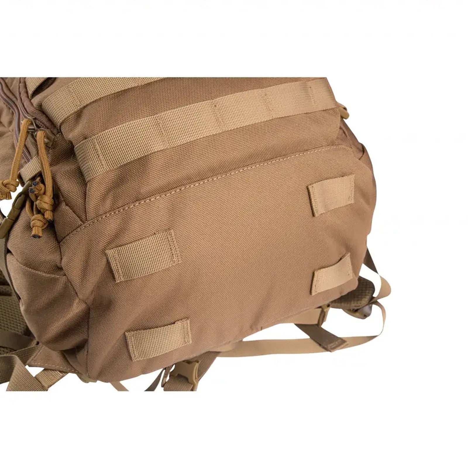 תקריב של מערכת MOLLE ורצועות לחיבור ציוד נוסף על תרמיל טאקטי GoNature Tundra MK 1.0 30 ליטר בצבע חום