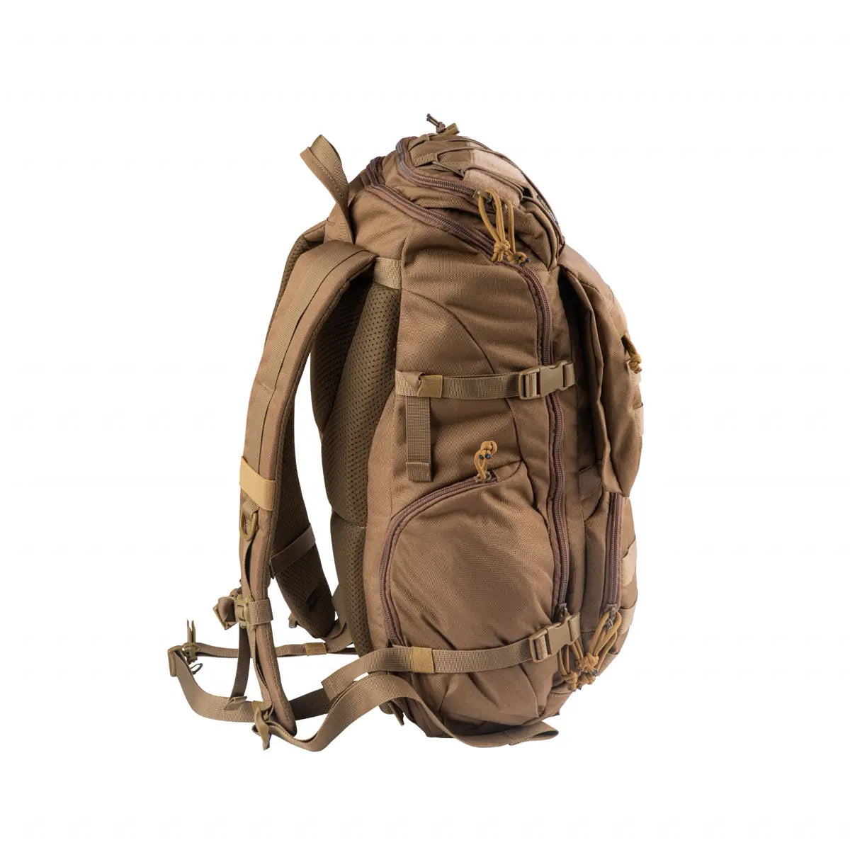 פרופיל צד של תרמיל טאקטי GoNature Tundra MK 1.0 30 ליטר בצבע חום, מציג רוכסני YKK ורצועות כיווץ לאורך הגוף