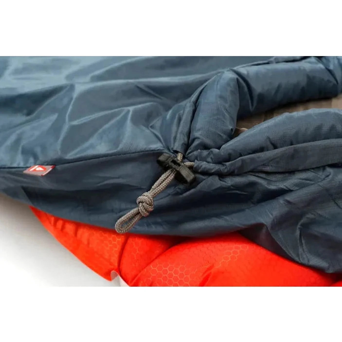 קלוז-אפ על רוכסן YKK דו-כיווני של שק שינה JR Gear Primaloft, פתיחה מלאה משני הכיוונים