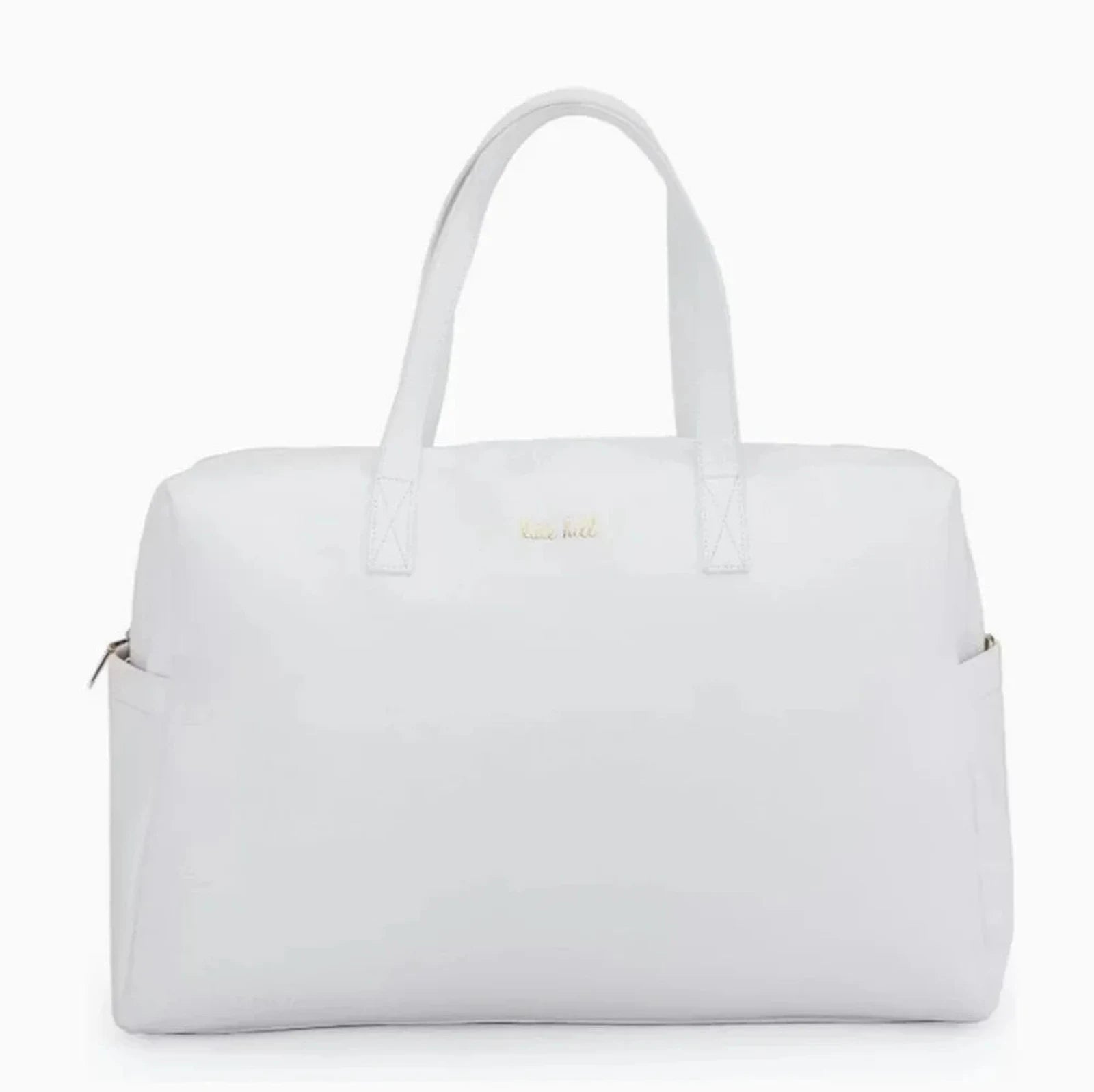 תיק נסיעות Kate Hill Bloom Overnight Tote בצבע לבן, מבט חזיתי עם ידיות נשיאה כפולות ולוגו זהב