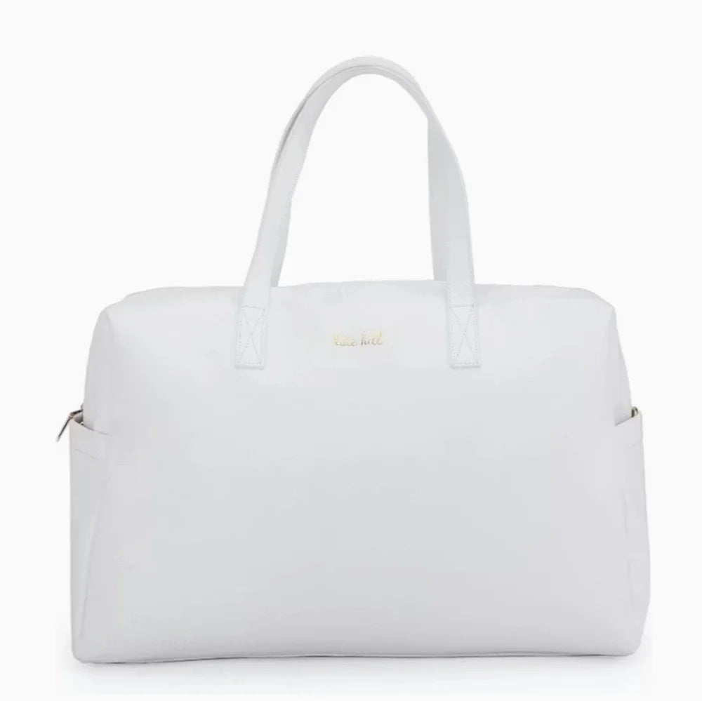 תיק נסיעות Kate Hill Bloom Overnight Tote בצבע לבן, מבט חזיתי עם ידיות נשיאה כפולות ולוגו זהב