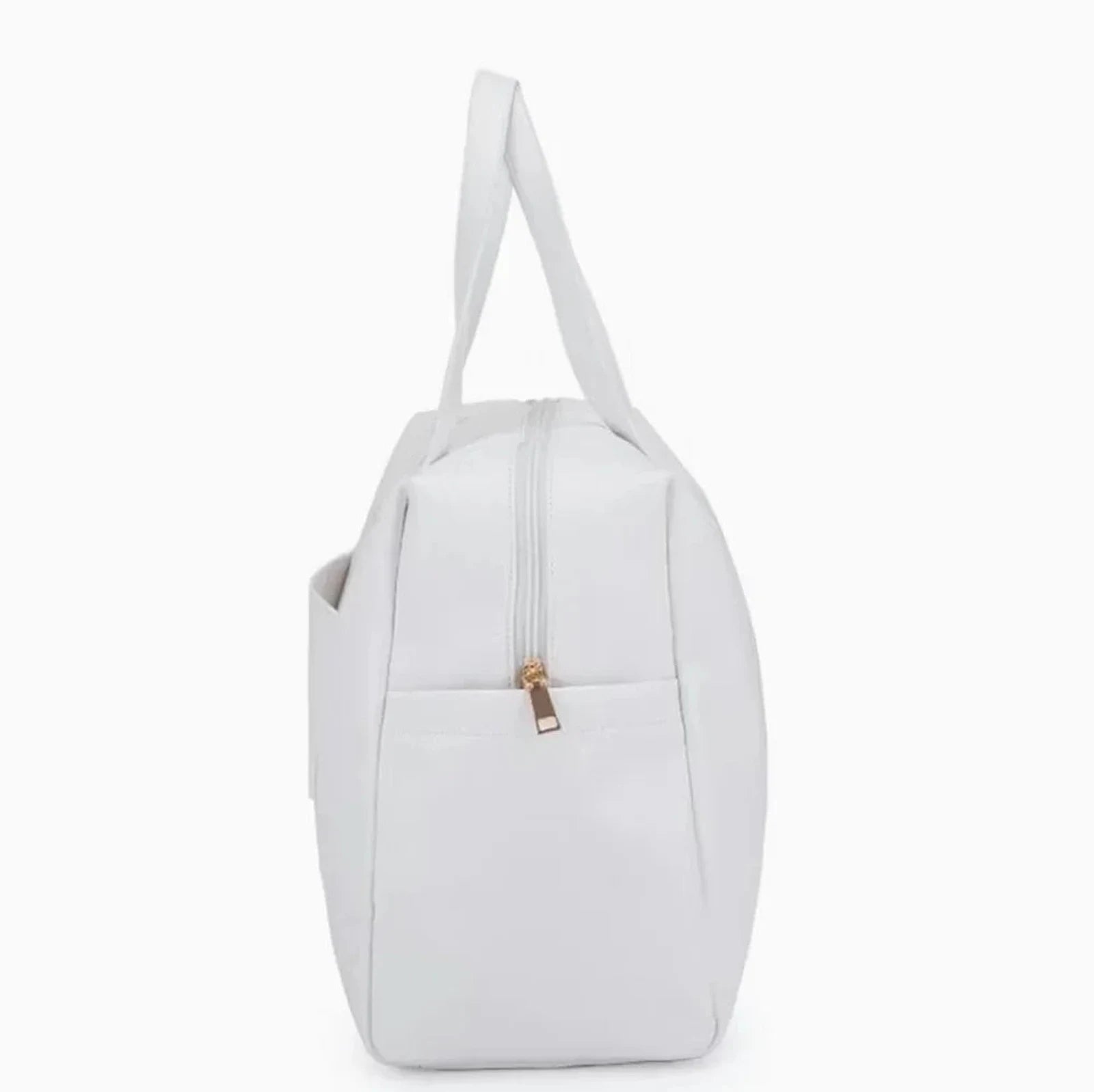 תיק נסיעות Kate Hill Bloom Overnight Tote בצבע לבן, מבט צד עם רוכסן וכיס צד חיצוני לבקבוק שתיה