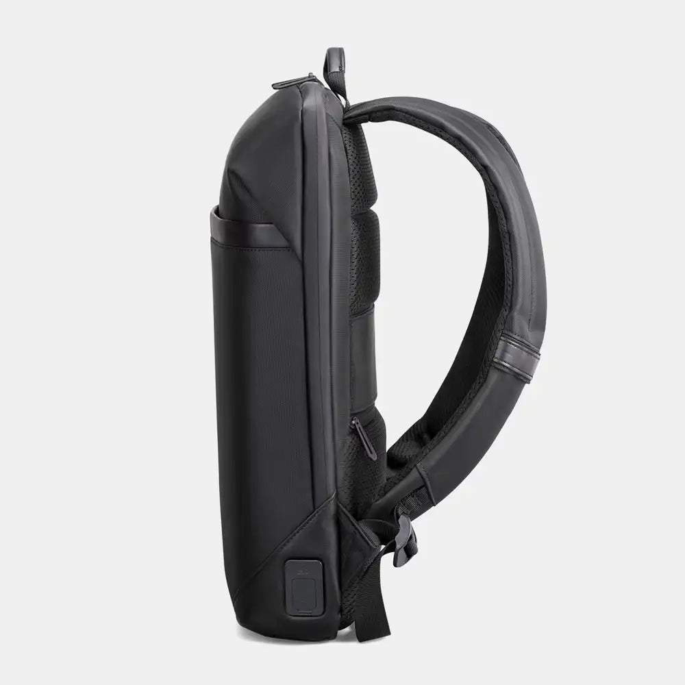 מבט צד על תיק גב Kingsons FG6310W בצבע שחור, רצועות כתף מרופדות וכפתור USB נסתר, עיצוב דק במיוחד