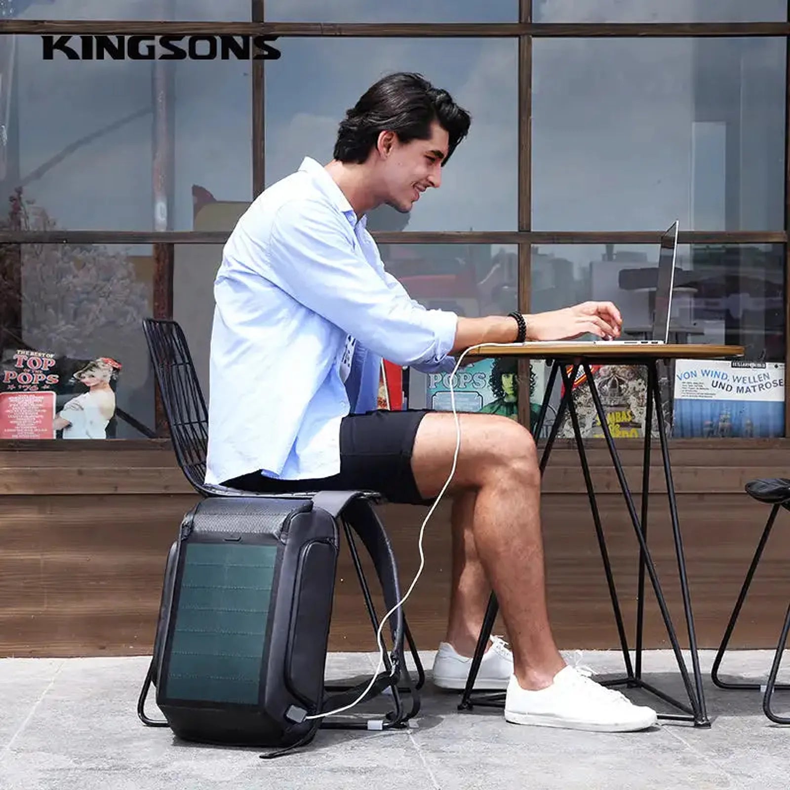 תיק גב ללפטופ Kingsons Solar Beam K9386W טוען מכשיר דרך יציאת USB בבית קפה, נפח 28 ליטר
