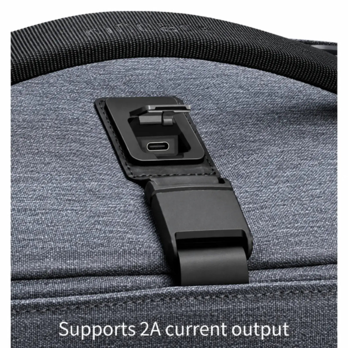 תקריב יציאת ה-USB החיצונית בתיק גב עליה למטוס Kingsons TRAVEL 40L בצבע אפור, חיבור נוח לטעינת טלפון בדרכים