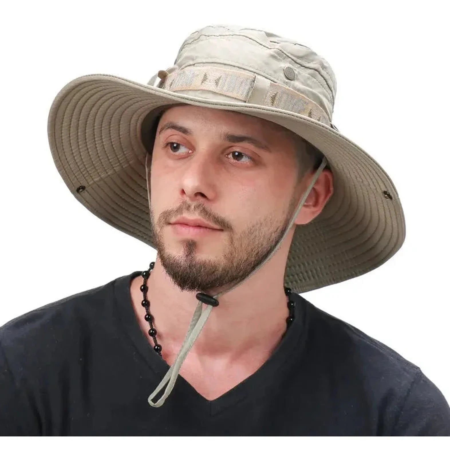 כובע אוסטרלי Metura DMF-X בצבע בז נלבש על גבר, שוליים רחבים 9.5 ס"מ להגנת UV לדיג וקמפינג
