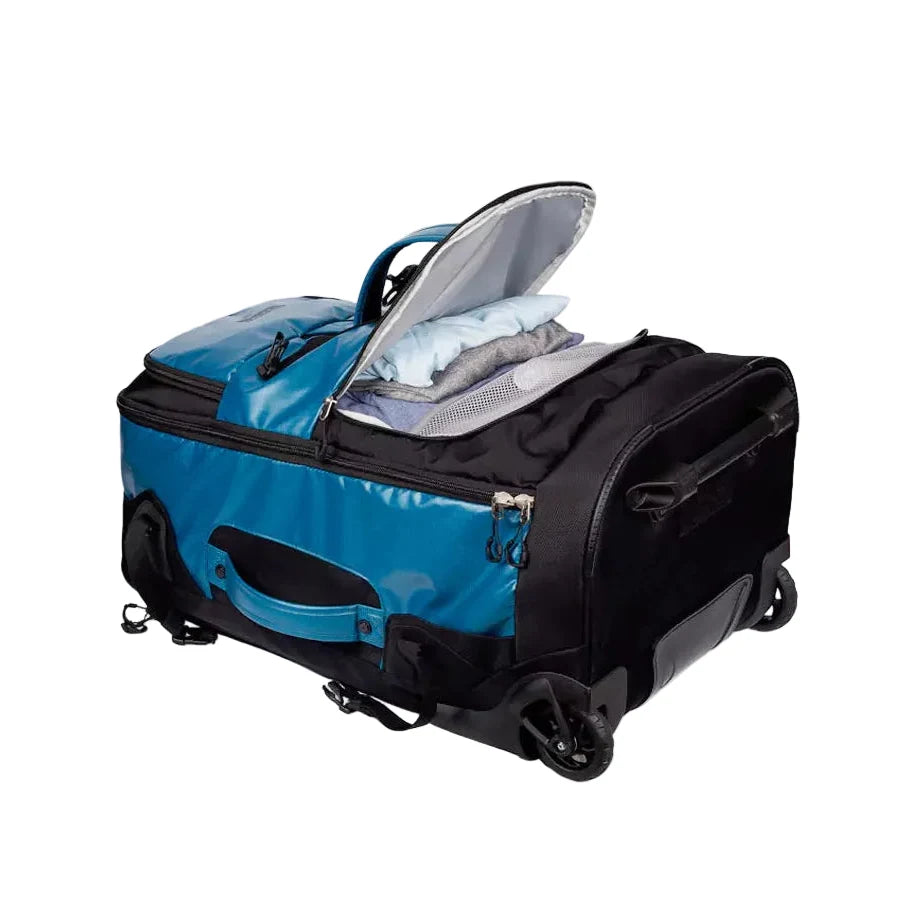 מבט עליון על תיק Base Camp Pro 30 בכחול עם תא ראשי פתוח ופתיחה היקפית מלאה בנפח 105 ליטר