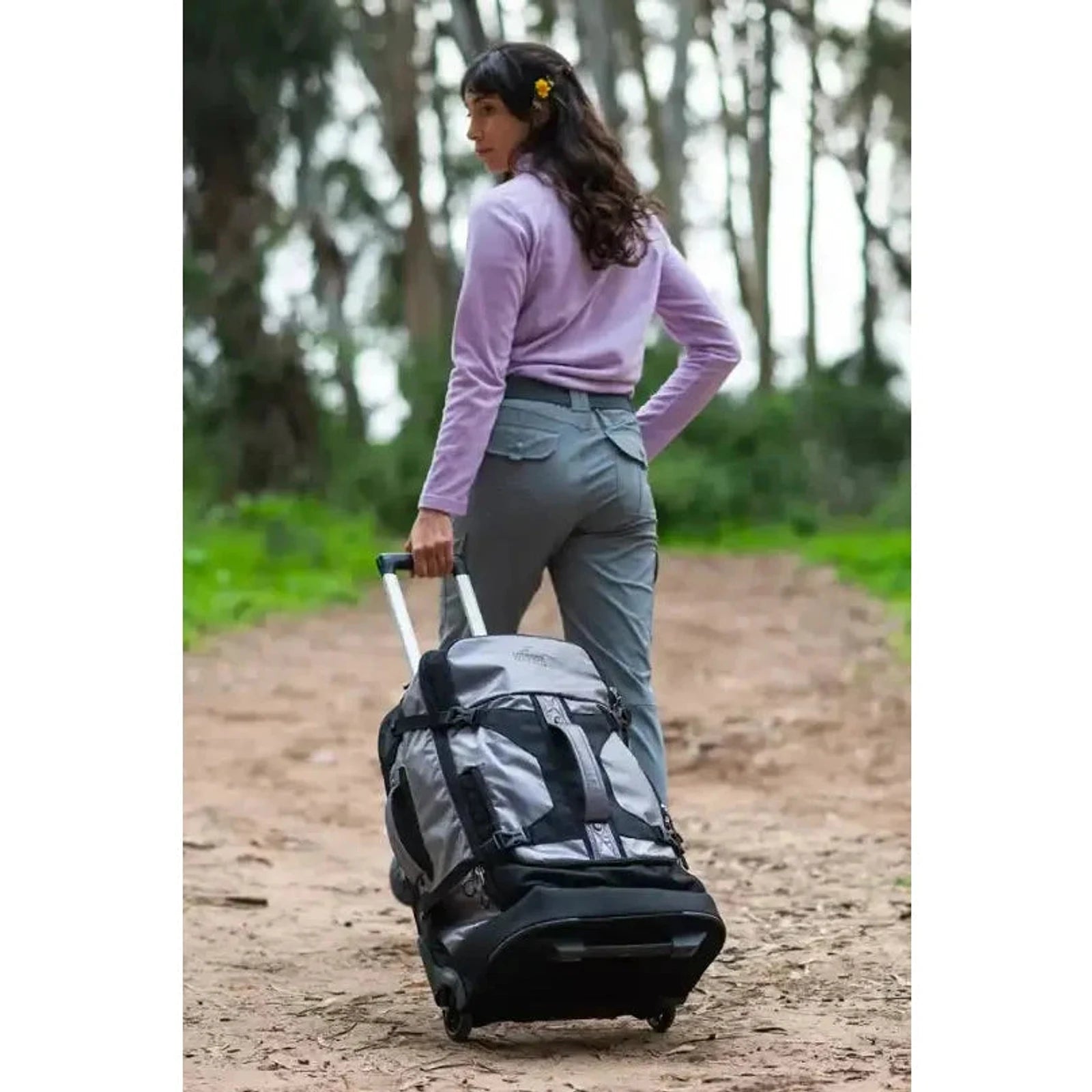 מטיילת גוררת דאפל Outdoor Revolution Base Camp Pro 105 ליטר בשביל עפר, גלגלי PU שקטים לנסיעה חלקה