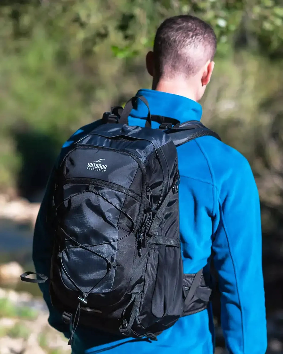 תרמיל יום אורטופדי Outdoor Revolution Camp 30L נישא על גב מטייל בשביל, רצועות כתף מרופדות, שימוש בטיול