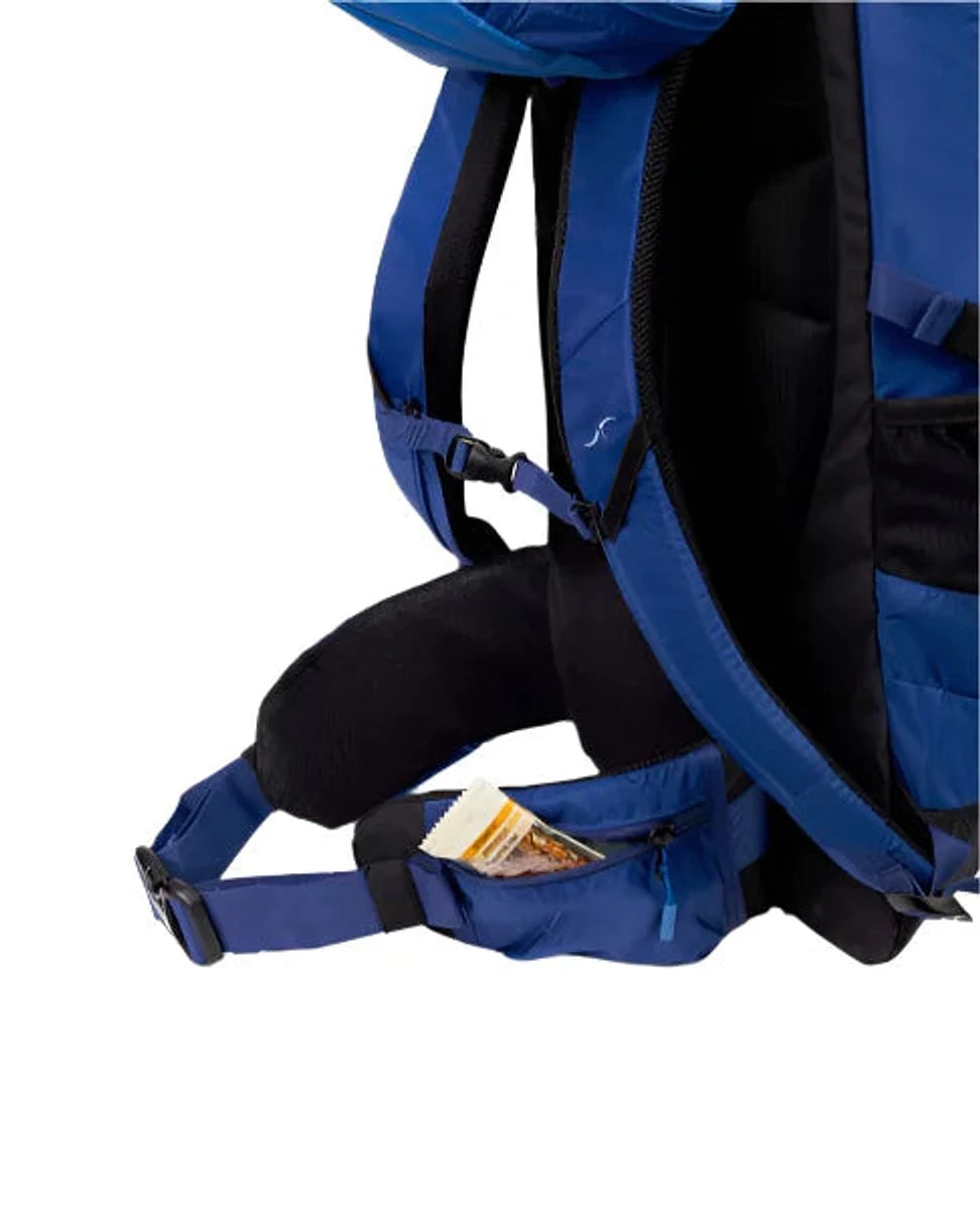 תרמיל Outdoor Revolution Cygni 45L בצבע כחול, תקריב רצועת מותן מרופדת עם שני תאי רוכסן ורצועת חזה להידוק