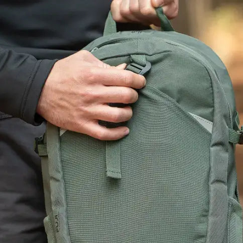תרמיל יום Outdoor Revolution Fuji 24 בנפח 24 ליטר בצבע ירוק זית, תקריב של ידית עליונה לנשיאה נוחה וגב מאוורר
