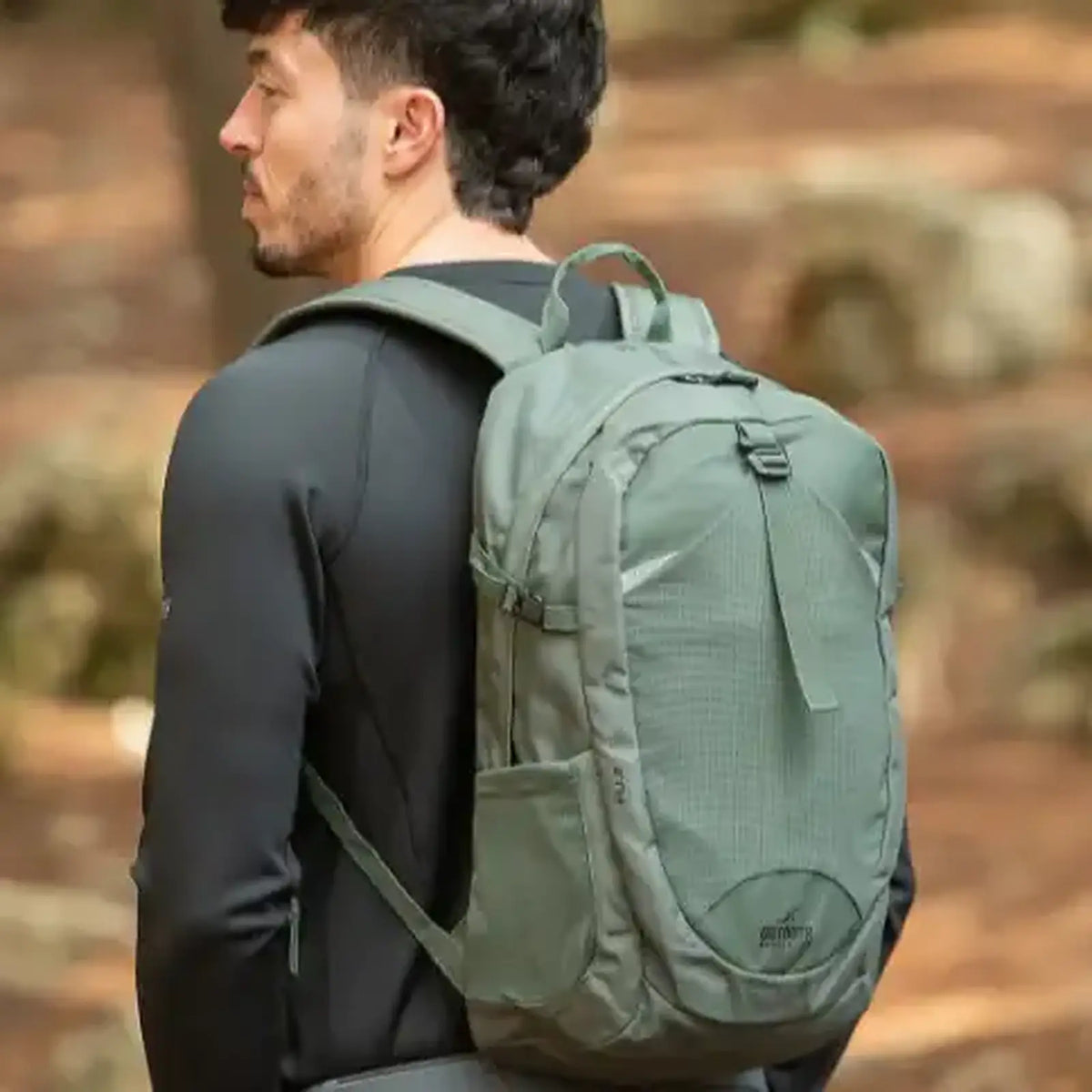 תרמיל יום Outdoor Revolution Fuji 24 בצבע ירוק נישא על הגב ביער, לטיולי יום עם מערכת גב אורטופדית מאווררת