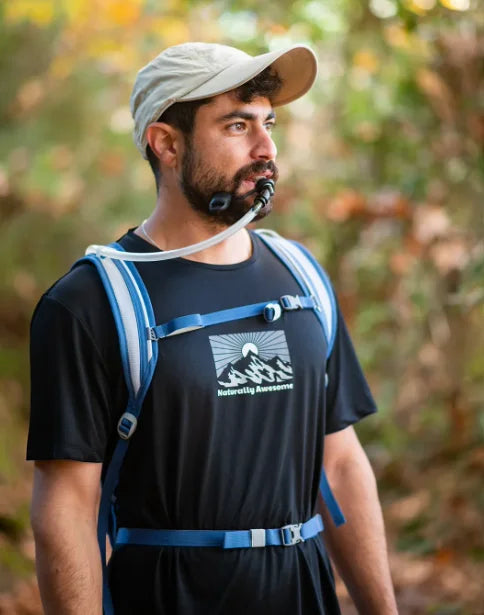 תיק גב שלוקר Outdoor Revolution Petrel עם מערכת שתייה 3 ליטר בצבע כחול במהלך טיול בטבע, כתפיות רשת מאווררות ורצועת חזה