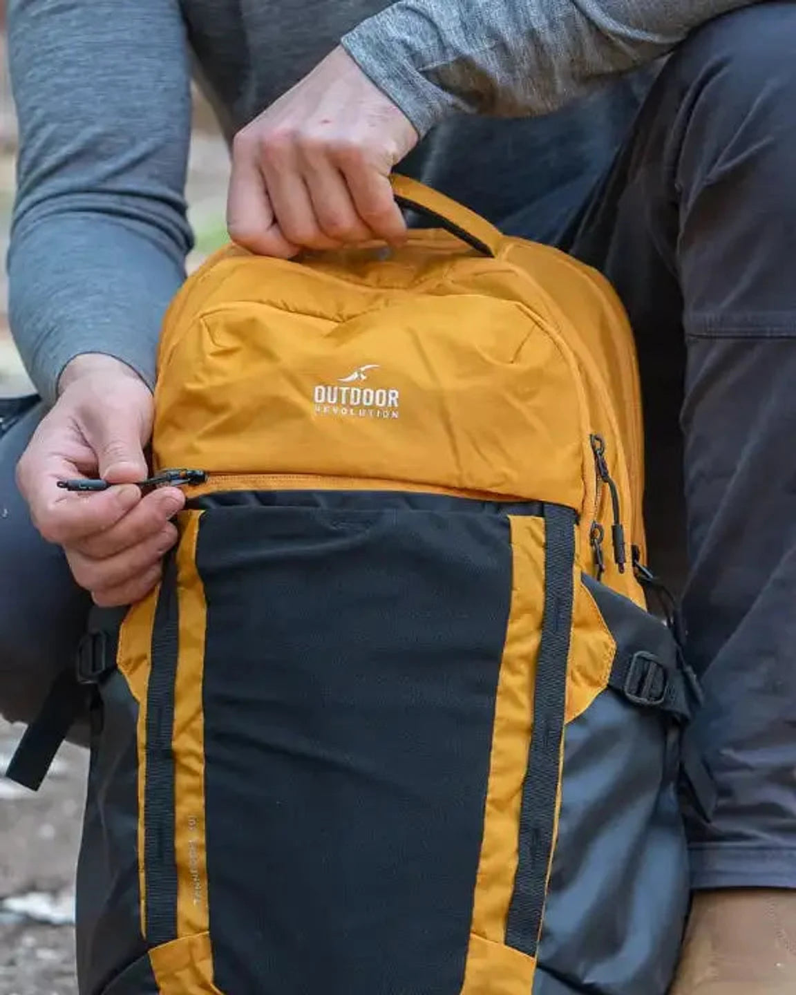 תרמיל יום Outdoor Revolution Tennessee 30L בצבע צהוב כאמל עם תא קדמי ורוכסנים אטומים למים