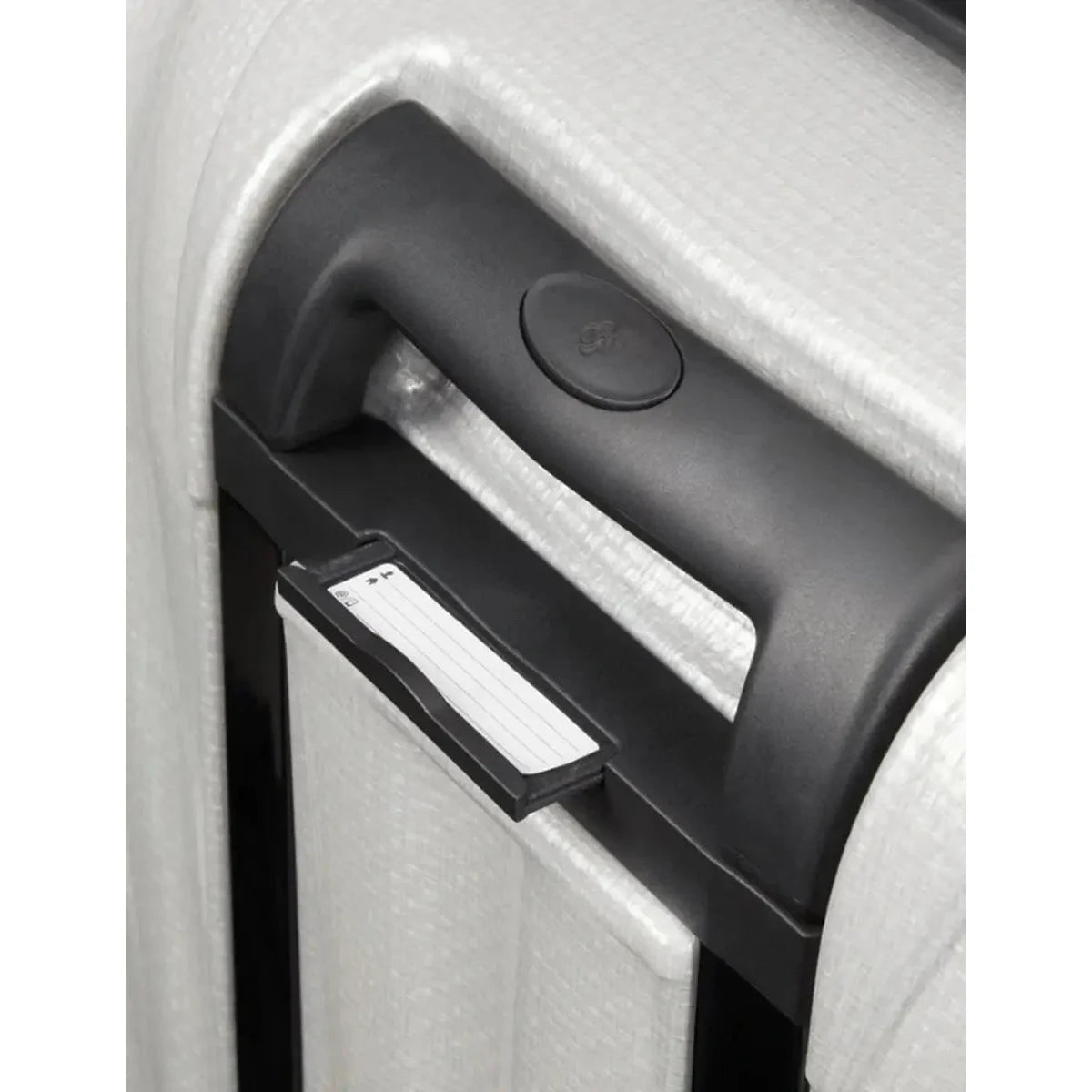 תקריב על ידית הנשיאה העליונה של מזוודה Samsonite C-lite Spinner עם תווית שם משולבת לזיהוי קל בשדה התעופה