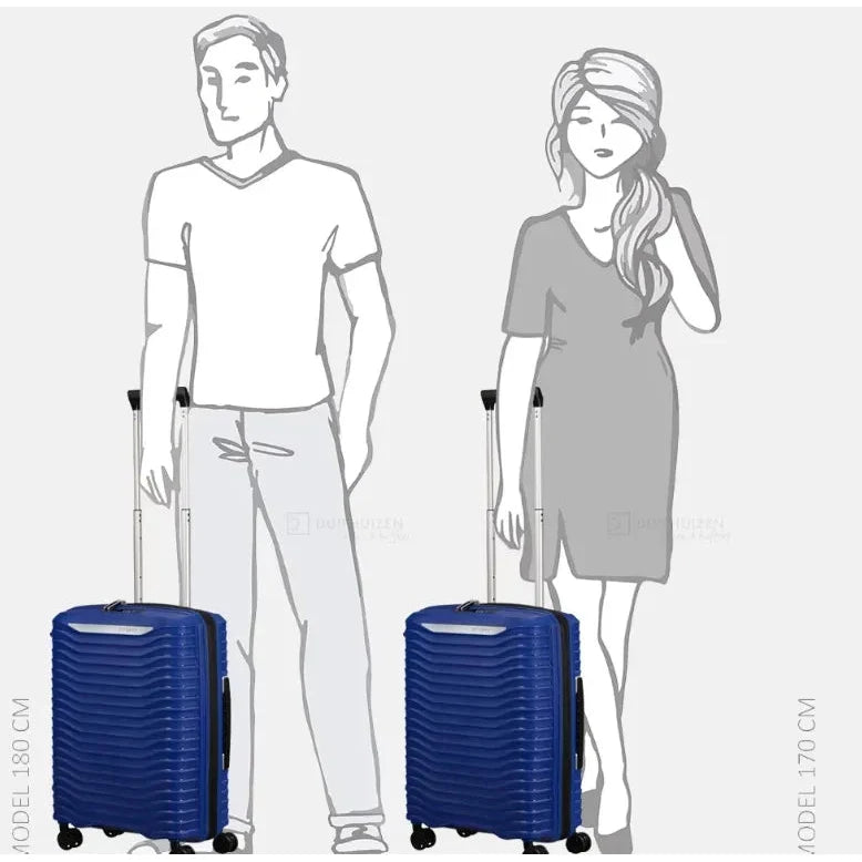 המחשת גודל של מזוודת טרולי עלייה למטוס Samsonite Upscape במידות 55x40x20 ס"מ לצד דמויות גבר ואישה