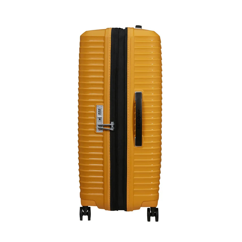 מזוודה מתרחבת Samsonite Upscape בצבע צהוב במבט מהצד - רוכסן הרחבה לתוספת 10% נפח וידית צד נוחה