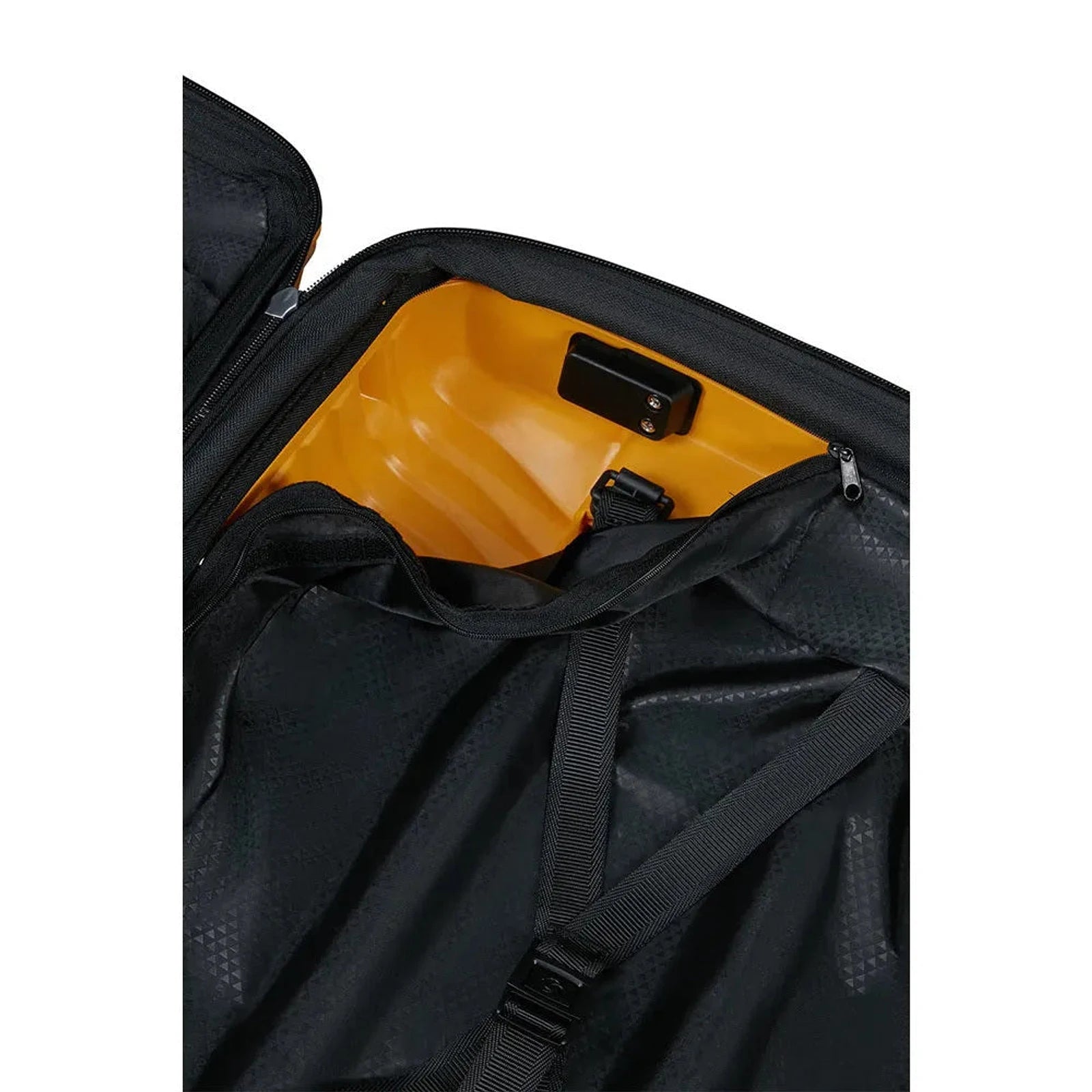 תקריב בטנה פנימית נשלפת לכביסה במזוודת Samsonite Upscape - בטנה מחומרים ממוחזרים ורצועות הידוק