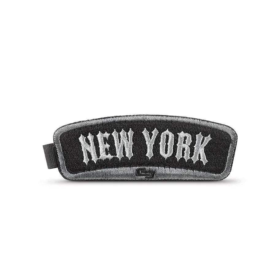 פאצ טקטי NEW YORK של SOLO New York ברקמה לבנה ואפורה המצורף לתיק הגב ALTITUDE בסקוץ צבאי